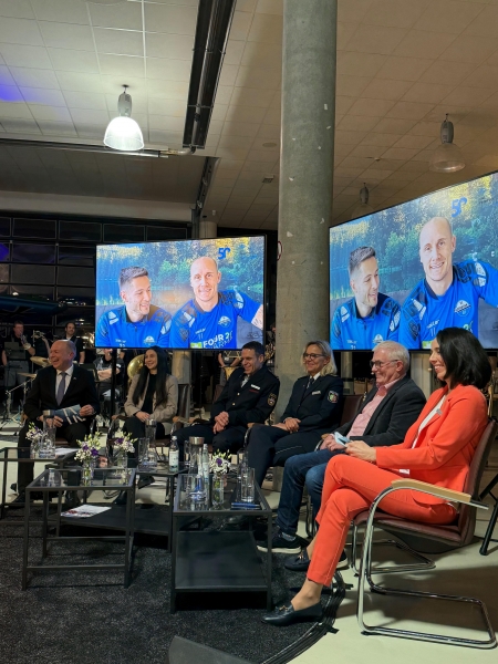 Gehen hoffnungsvoll in ein neues Jahr - Die Talkrunde mit (v.l.) Landrat Christoph Rüther, Nelli Bernhardt (Sozialamt, Betreuungsbehörde), Stephan Reckhaus (Kreisbrandmeister und Leiter des Amtes für Bevölkerungsschutz), Margit Picker (leitende Polizeidirektorin und Abteilungsleiterin bei der Kreispolizeibehörde Paderborn), „Urgestein“ Manfred Vahle (ehemaliger Leiter des Amtes für Bauen und Wohnen) und Moderatorin Leah Laven.© Kreis Paderborn Gehen hoffnungsvoll in ein neues Jahr - Die Talkrunde mit (v.l.) Landrat Christoph Rüther, Nelli Bernhardt (Sozialamt, Betreuungsbehörde), Stephan Reckhaus (Kreisbrandmeister und Leiter des Amtes für Bevölkerungsschutz), Margit Picker (leitende Polizeidirektorin und Abteilungsleiterin bei der Kreispolizeibehörde Paderborn), „Urgestein“ Manfred Vahle (ehemaliger Leiter des Amtes für Bauen und Wohnen) und Moderatorin Leah Laven.© Kreis Paderborn